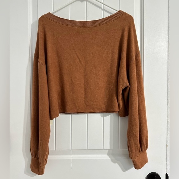 NWOT Le Lis Cropped Carmel Long Sleeve Sweater - Picture 3 of 4